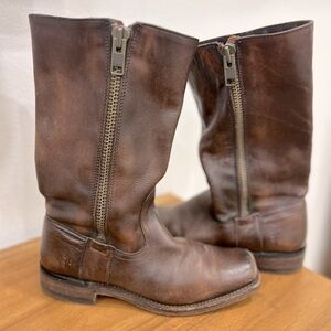 FRYE HEATH SQUARE TOE OUTSIDE ZIP BOOTS MAPLE BROWN LEATHER MID 8 riding classic